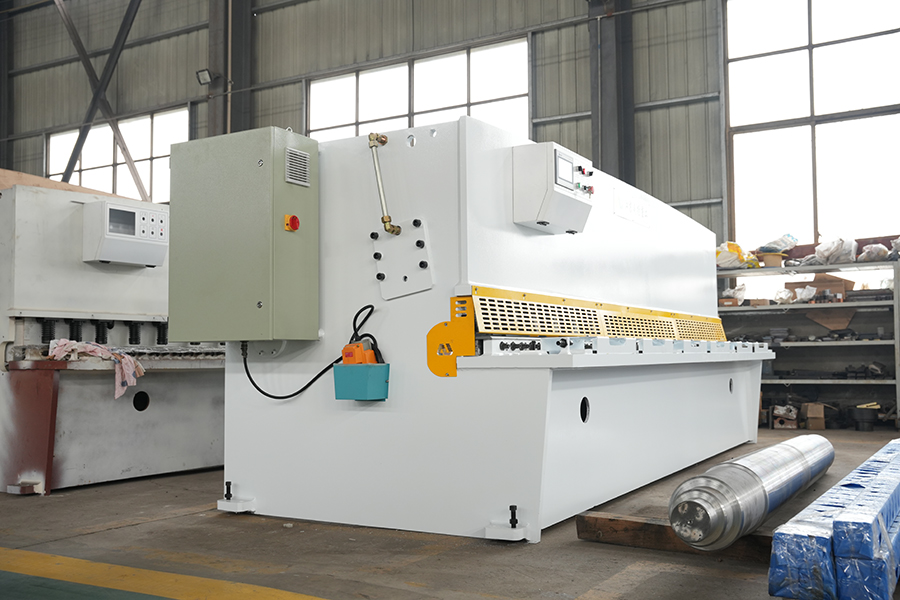 In che modo la tecnologia CNC di una spazzatrice ne migliora le prestazioni e l'efficienza?