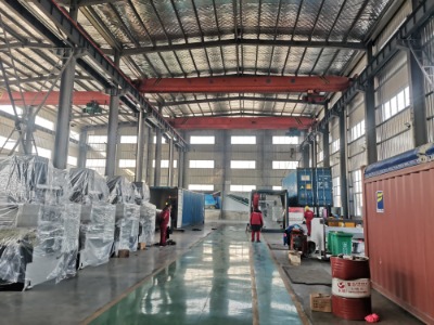 In che modo questa macchina piegatubi di grandi dimensioni gestisce la compensazione della bombatura per la deflessione su tutta la lunghezza di piegatura?